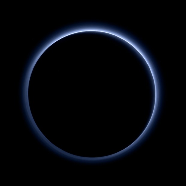Blue_hazes_over_backlit_Pluto